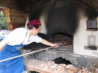 Foto für Brotbacken im alten Steinbackofen